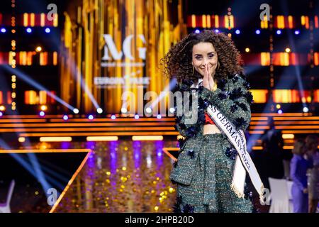 Rust, Deutschland. 19th. Februar 2022. Domitila Barros freut sich über die Wahl zur 'Miss Deutschland'. Elf Kandidaten traten im Finale im Europa-Park um den Titel „Miss Deutschland“ an. Quelle: Philipp von Ditfurth/dpa/Alamy Live News Stockfoto