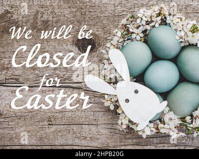 Schild mit der Inschrift Wir sind zu Ostern geschlossen Stockfoto