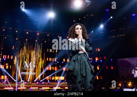 Rust, Deutschland. 19th. Februar 2022. Domitila Barros freut sich über die Wahl zur 'Miss Deutschland'. Elf Kandidaten traten im Finale im Europa-Park um den Titel „Miss Deutschland“ an. Quelle: Philipp von Ditfurth/dpa/Alamy Live News Stockfoto