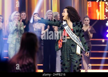 Rust, Deutschland. 19th. Februar 2022. Domitila Barros freut sich über die Wahl zur 'Miss Deutschland'. Elf Kandidaten traten im Finale im Europa-Park um den Titel „Miss Deutschland“ an. Quelle: Philipp von Ditfurth/dpa/Alamy Live News Stockfoto