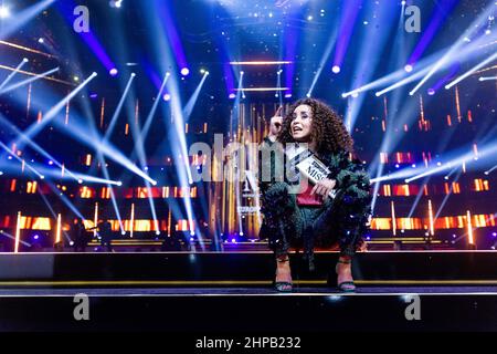 Rust, Deutschland. 19th. Februar 2022. Domitila Barros freut sich über die Wahl zur 'Miss Deutschland'. Elf Kandidaten traten im Finale im Europa-Park um den Titel „Miss Deutschland“ an. Quelle: Philipp von Ditfurth/dpa/Alamy Live News Stockfoto