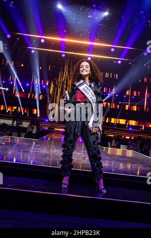 Rust, Deutschland. 19th. Februar 2022. Domitila Barros freut sich über die Wahl zur 'Miss Deutschland'. Elf Kandidaten traten im Finale im Europa-Park um den Titel „Miss Deutschland“ an. Quelle: Philipp von Ditfurth/dpa/Alamy Live News Stockfoto