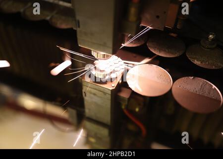 Faser-Laser-Schneidemaschine Schneidemaschine schneiden Metallplatte. Stockfoto