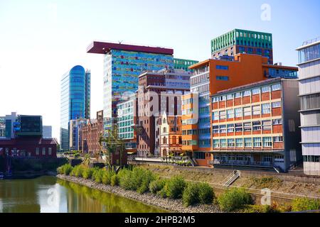 Moderne Geschäftsgebäude am Medienhafen in Düsseldorf. Stockfoto