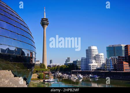 Blick auf den Medienhafen/Neuen Zollhof mit Düsseldorfs Wahrzeichen, dem Rheinturm und Gehry-Gebäuden von Frank O. Gehry. Stockfoto