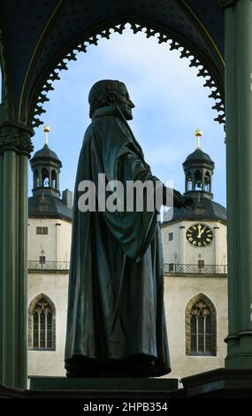 07. Januar 2022, Sachsen-Anhalt, Wittenberg Lutherstadt: Das Denkmal Philipp Melanchthons steht auf dem Marktplatz der Wittenberg Lutherstadt vor den Türmen der Stadtkirche St. Maria. Philipp Melochthon (eigentlich Philipp Schwartzerdt) wurde am 16. Februar 1497 in Bretten geboren und starb am 19. April 1560 in Wittenberg. Zusammen mit Martin Luther war er der wichtigste kirchliche politische Akteur und theologische Autor der Wittenberger Reformation. Das Denkmal wurde von Friedrich Drake entworfen und 1865 eingeweiht. Das Baldachin wurde von Johann Heinrich Strack nach Th Stockfoto