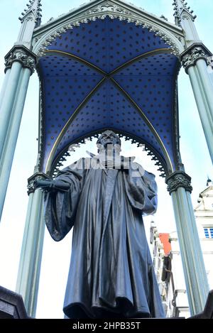 07. Januar 2022, Sachsen-Anhalt, Wittenberg Lutherstadt: Das Denkmal Philipp Melanchthons steht auf dem Marktplatz der Wittenberg Lutherstadt vor den Türmen der Stadtkirche St. Maria. Philipp Melochthon (eigentlich Philipp Schwartzerdt) wurde am 16. Februar 1497 in Bretten geboren und starb am 19. April 1560 in Wittenberg. Zusammen mit Martin Luther war er der wichtigste kirchliche politische Akteur und theologische Autor der Wittenberger Reformation. Das Denkmal wurde von Friedrich Drake entworfen und 1865 eingeweiht. Das Baldachin wurde von Johann Heinrich Strack nach Th Stockfoto