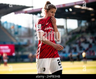 Vojtekova, Jana (20 SC Freiburg) in Aktion am 14. GAMEDAY von Flyeralarm Frauen-Bundesliga SC Freiburg gegen FC Bayern München am 12.02.2022. Stockfoto