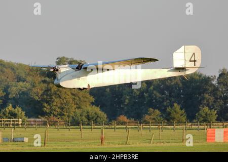 English Electric Wren of the Shuttleworth Collection war bei Old Warden, Großbritannien, zu sehen Stockfoto