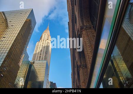 Blick auf Midtown Manhattan in New York City mit dem berühmten Wolkenkratzer Chrysler Building Stockfoto