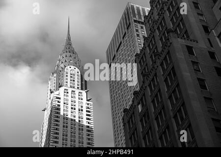 Blick auf Midtown Manhattan in New York City mit dem berühmten Wolkenkratzer Chrysler Building Stockfoto