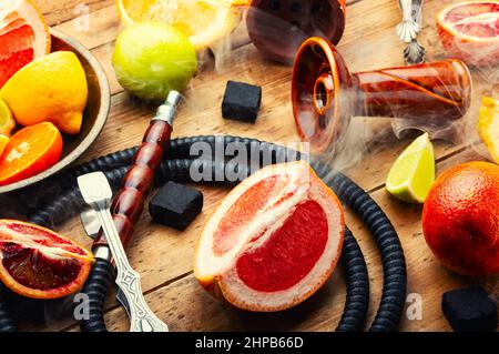 Köstliche Shisha mit Orange, Limette, Zitrone und Grapefruit. Entspannung Zitrus Shisha Tabak. Stockfoto