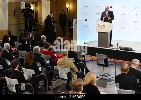 München, Deutschland. 20th. Februar 2022. Charles Michel, Präsident des Europäischen Rates, spricht auf der Münchner Sicherheitskonferenz 58th. Die Sicherheitskonferenz findet vom 18. Bis 20.02.2022. Im Hotel Bayerischer Hof statt. Quelle: Tobias Hase/dpa/Alamy Live News Stockfoto