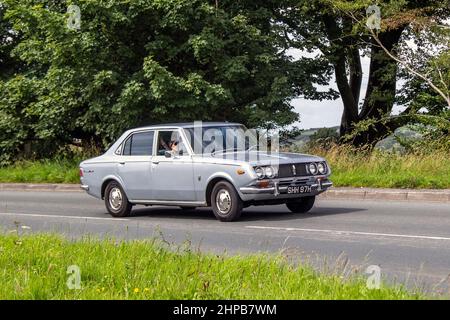 1970 70s SEVENTIES Toyota Corona 1858cc Benziner 4dr; kompakte, mittelgroße Limousine. Die viertürige Limousine bezeichnete den T60 als in Manchester, Großbritannien, gefahren Stockfoto