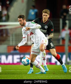 Mark Uth (Köln), Kristijan Jakic (FRA) 1. FC Köln - Eintracht Frankfurt 19.02.2022, Fussball, BundesligaSaison 2021 2022 Foto: Moritz Müller Copyrig Stockfoto