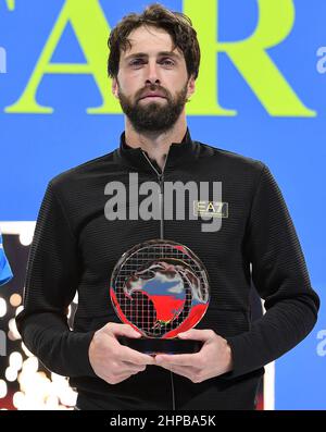 Doha. 19th. Februar 2022. Nikoloz Basilashvili aus Georgien hält den zweiten Platz nach dem ATP Qatar Open Tennisturnier-Finale im Khalifa International Tennis Complex in Doha, 19. Februar 2022. Kredit: Nikku/Xinhua/Alamy Live Nachrichten Stockfoto