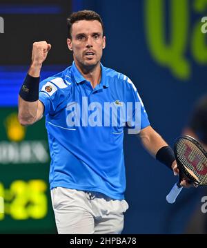 Doha. 19th. Februar 2022. Roberto Bautista Agut aus Spanien feiert nach dem Gewinn des ATP Qatar Open Tennisturnier-Finales im Khalifa International Tennis Complex in Doha, 19. Februar 2022. Kredit: Nikku/Xinhua/Alamy Live Nachrichten Stockfoto