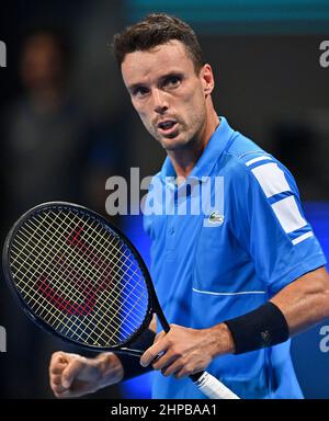 Doha. 19th. Februar 2022. Roberto Bautista Agut aus Spanien reagiert während des ATP Qatar Open Tennis Turnier Finales im Khalifa International Tennis Complex in Doha, 19. Februar 2022. Kredit: Nikku/Xinhua/Alamy Live Nachrichten Stockfoto