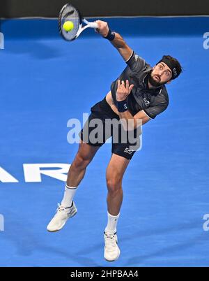 Doha. 19th. Februar 2022. Nikoloz Basilashvili aus Georgien dient während des ATP Qatar Open Tennisturnier-Finales im Khalifa International Tennis Complex in Doha, 19. Februar 2022. Kredit: Nikku/Xinhua/Alamy Live Nachrichten Stockfoto