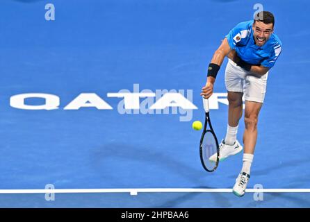 Doha. 19th. Februar 2022. Roberto Bautista Agut aus Spanien ist während des ATP Qatar Open Tennis Turnier Finales im Khalifa International Tennis Complex in Doha, 19. Februar 2022, im Dienst. Kredit: Nikku/Xinhua/Alamy Live Nachrichten Stockfoto