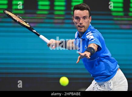 Doha. 19th. Februar 2022. Roberto Bautista Agut aus Spanien gibt den Ball beim ATP Qatar Open Tennis Turnier Finale im Khalifa International Tennis Complex in Doha, 19. Februar 2022 zurück. Kredit: Nikku/Xinhua/Alamy Live Nachrichten Stockfoto