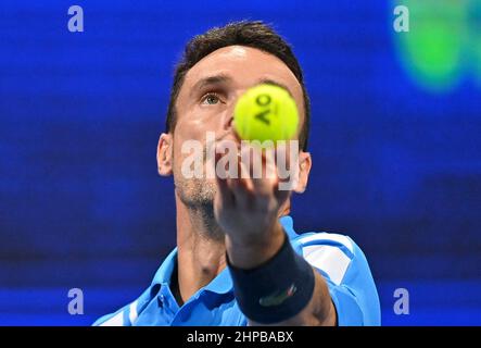 Doha. 19th. Februar 2022. Roberto Bautista Agut aus Spanien ist während des ATP Qatar Open Tennis Turnier Finales im Khalifa International Tennis Complex in Doha, 19. Februar 2022, im Dienst. Kredit: Nikku/Xinhua/Alamy Live Nachrichten Stockfoto