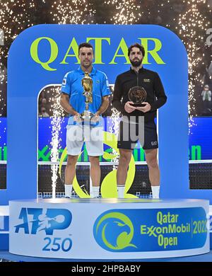 Doha. 19th. Februar 2022. Roberto Bautista Agut (L) aus Spanien und Nikoloz Basilashvili aus Georgien posieren für Fotos während der Preisverleihung nach dem ATP Qatar Open Tennisturnier-Finale im Khalifa International Tennis Complex in Doha, 19. Februar 2022. Kredit: Nikku/Xinhua/Alamy Live Nachrichten Stockfoto