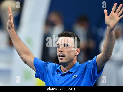 Doha. 19th. Februar 2022. Roberto Bautista Agut aus Spanien feiert nach dem Gewinn des ATP Qatar Open Tennisturnier-Finales im Khalifa International Tennis Complex in Doha, 19. Februar 2022. Kredit: Nikku/Xinhua/Alamy Live Nachrichten Stockfoto