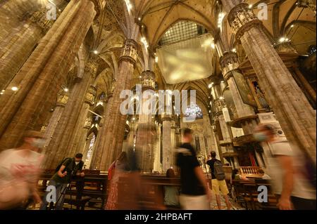 (220220) -- MAILAND, 20. Februar 2022 (Xinhua) -- Touristen besuchen den Duomo di Milano in Mailand, Italien, am 6. August 2021. Die italienischen Städte Mailand und Cortina d'Ampezzo wurden auf der Sitzung des Internationalen Olympischen Komitees (IOC) 134th am 24. Juni 2019 zu den Austragungsorten der Olympischen Winterspiele 2026 ernannt. Die Olympischen Winterspiele 2026 werden nach Turin 2006 und Cortina d'Ampezzo 1956 zum dritten Mal in Italien stattfinden. (Foto von Alberto Lingria/Xinhua) Stockfoto