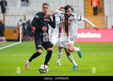 ISTANBUL, TÜRKEI - 19. FEBRUAR: Kazimcan Karatas von Altay SK, Rachid Ghezzal von Besiktas JK während des Super Lig-Spiels zwischen Besiktas und Altay in der Vodafone Park Arena am 19. Februar 2022 in Istanbul, Türkei (Foto von /Orange Picts) Stockfoto
