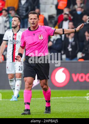 ISTANBUL, TÜRKEI - 19. FEBRUAR: Schiedsrichter Volkan Bayarslan beim Super Lig Spiel zwischen Besiktas und Altay in der Vodafone Park Arena am 19. Februar 2022 in Istanbul, Türkei (Foto von /Orange Pictures) Stockfoto