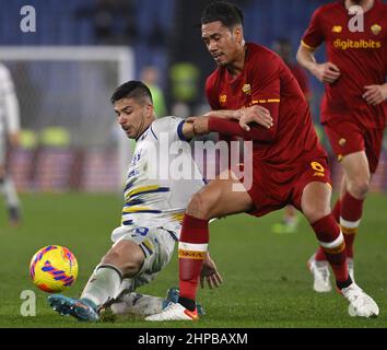 Rom. 19th. Februar 2022. Chris Smalling (R) von Roma spielt mit Giovanni Simeone von Hellas Verona während eines Fußballspiels zwischen Roma und Hellas Verona in Rom, Italien, am 19. Februar 2022. Quelle: Alberto Lingria/Xinhua/Alamy Live News Stockfoto