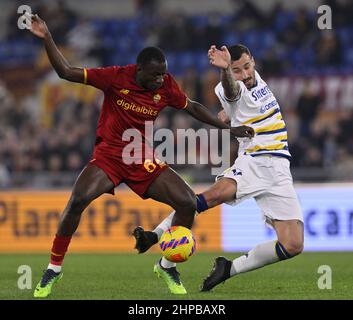 Rom, Italien. 19th. Februar 2022. Felix Afena-Gyanvies (L) von Roma spielt mit Koray Gunter von Hellas Verona während eines Fußballspiels zwischen Roma und Hellas Verona in Rom, Italien, am 19. Februar 2022. Quelle: Alberto Lingria/Xinhua/Alamy Live News Stockfoto