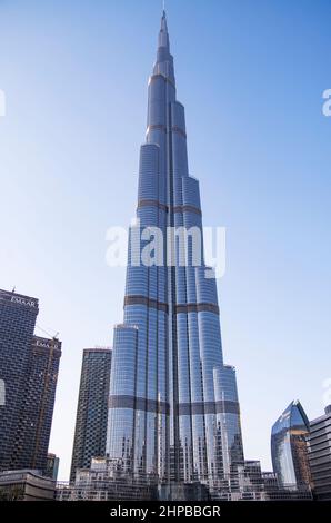 Das höchste Gebäude der Welt. Fantastische Aussicht auf Dubai futuristische Innenstadt Vereinigte Arabische Emirate. Vertikal Stockfoto
