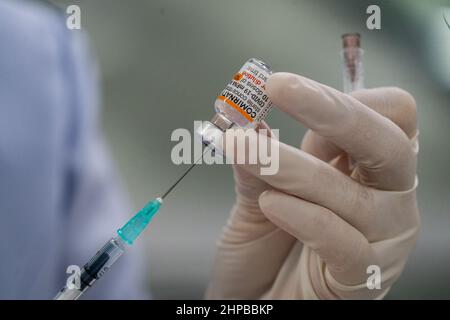 Bangkok, Thailand. 21st. Februar 2022. Gesundheitshelfer bereitet Dosen des Pfizer-BioNTech COVID-19-Impfstoffs vor.Kinder im Alter von 5-11 Jahren erhalten den Pfizer-BioNTech COVID-19-Impfstoff (Comirnaty) in der Bang Suen Central Station in Bangkok. Kredit: SOPA Images Limited/Alamy Live Nachrichten Stockfoto