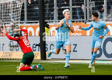 (220220) -- AUGSBURG, 20. Februar 2022 (Xinhua) -- Nico Schlotterbeck (C) aus Freiburg feiert während eines Bundesliga-Spiels zwischen dem FC Augsburg und dem SC Freiburg in Augsburg, Deutschland, am 19. Februar 2022. (Foto von Philippe Ruiz/Xinhua) Stockfoto