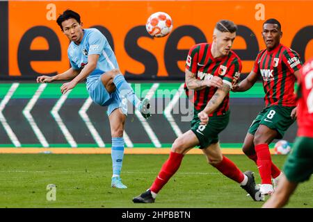 (220220) -- AUGSBURG, 20. Februar 2022 (Xinhua) -- Jeong Woo-yeong (L) aus Freiburg schoss während eines Bundesliga-Spiels zwischen dem FC Augsburg und dem SC Freiburg in Augsburg, Deutschland, am 19. Februar 2022. (Foto von Philippe Ruiz/Xinhua) Stockfoto