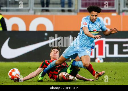 (220220) -- AUGSBURG, 20. Februar 2022 (Xinhua) -- Kevin Schade (R) aus Freiburg spielt mit Raphael Framberger aus Augsburg während eines Bundesliga-Spiels zwischen dem FC Augsburg und dem SC Freiburg in Augsburg, Deutschland, 19. Februar 2022. (Foto von Philippe Ruiz/Xinhua) Stockfoto