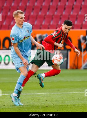 (220220) -- AUGSBURG, 20. Februar 2022 (Xinhua) -- Philipp Lienhart (L) aus Freiburg steht mit Ruben Vargas aus Augsburg während eines Bundesliga-Spiels zwischen dem FC Augsburg und dem SC Freiburg in Augsburg am 19. Februar 2022 auf dem Spiel. (Foto von Philippe Ruiz/Xinhua) Stockfoto