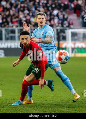 (220220) -- AUGSBURG, 20. Februar 2022 (Xinhua) -- Lukas Kuebler (R) aus Freiburg spielt mit Ruben Vargas aus Augsburg während eines Bundesliga-Spiels zwischen dem FC Augsburg und dem SC Freiburg in Augsburg, Deutschland, am 19. Februar 2022. (Foto von Philippe Ruiz/Xinhua) Stockfoto