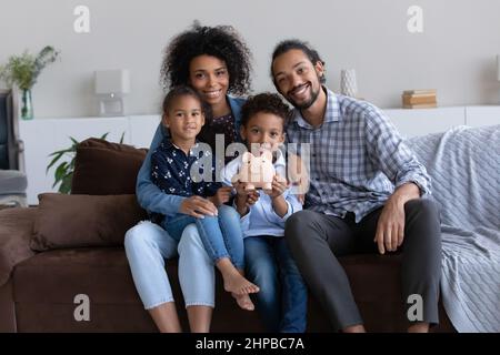 Porträt einer liebenden afroamerikanischen Familie, die Geld spart. Stockfoto