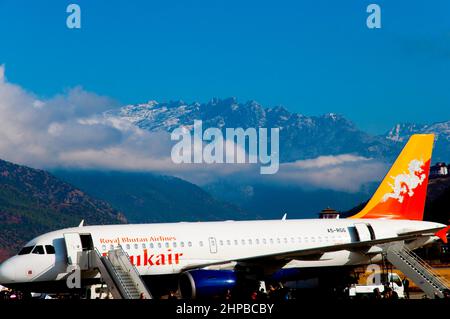 Paro, Bhutan - 14. März 2012: Airbus für Drukair Royal Bhutan Airlines am internationalen Flughafen Paro Stockfoto