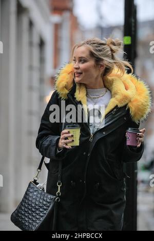 London, Großbritannien. 20th. Februar 2022. Laura Whitmore, irische TV-Moderatorin und Model, geht zu den BBC-Studios in London, Großbritannien Quelle: Imageplotter/Alamy Live News Stockfoto