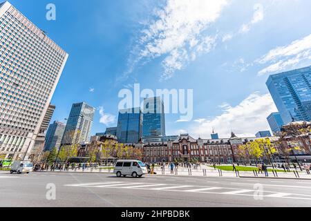 Tokio, Japan - 31. März 2019: Berühmtes Gebäude Außenfassade historische Ansicht Hauptzentrale Tokyo Station in der Innenstadt Marunouchi Straße mit Autos ein Stockfoto