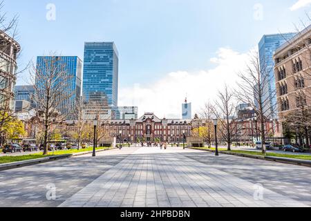 Tokio, Japan - 31. März 2019: Berühmte Tokyo Station Gebäude Außenfassade historischen Eingang Blick in der Innenstadt von Chiyoda Stadt mit Wolkenkratzern modernen c Stockfoto