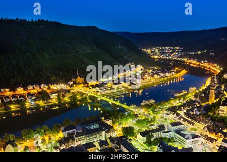 Sommernachtansicht entlang des Moseltals und der Stadt Cochem, Deutschland. Stockfoto