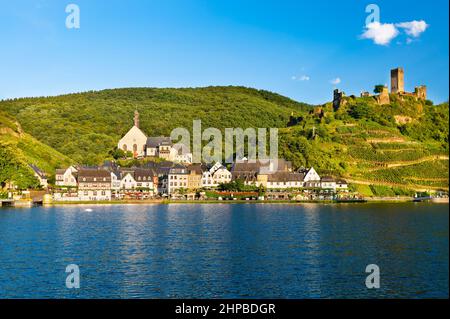 Sommerabend Blick auf das Dorf Beilstein mit der Burgruine Metternich im Moseltal, Deutschland. Stockfoto