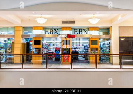Miami, USA - 18. Juli 2021: Zeichen für Gamestop Store Fassade Verkauf von Spielen innerhalb der Aventura Einkaufszentrum in Florida, USA Stockfoto