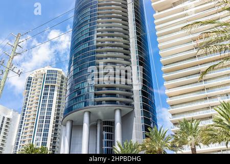 Sunny Isles Beach, USA - 18. Juli 2021: Modernes Gebäude in North Miami, Florida mit Luxus-Hotel-Apartment-Eigentumswohnung Gebäude für Porsche Design Modern A Stockfoto