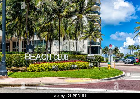 Miami, USA - 18. Juli 2021: Schild für das Beach Club Apartment Condo Gebäude in Hallandale in Florida mit Palmen an sonnigen Tagen und blauem Himmel Stockfoto